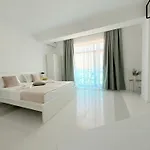 Amira 4*