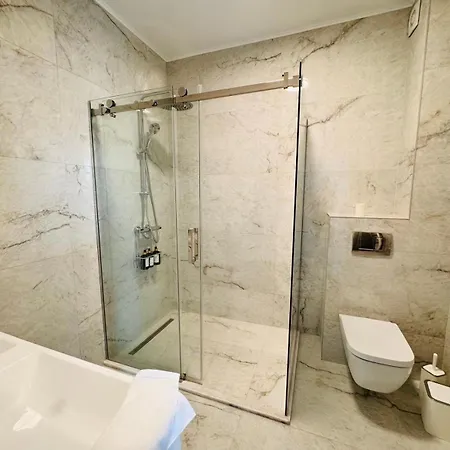 מלון דירות Amira 4*