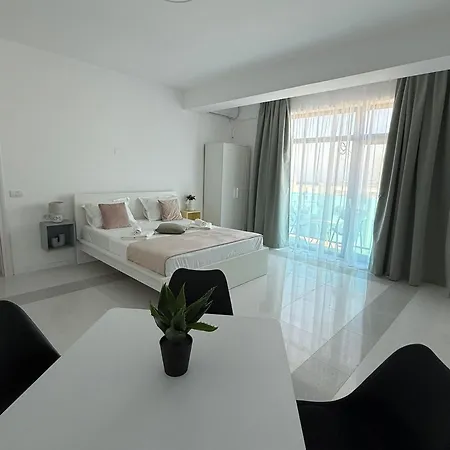 Amira 4*