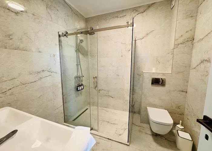 מלון דירות Amira 4*