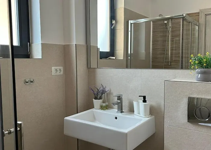 מלון דירות Amira 4*