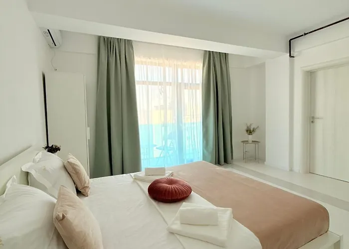 מלון דירות Amira 4*