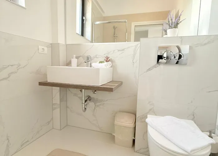 Amira מלון דירות 4*