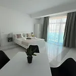 Amira 4*