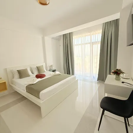 Amira 3*